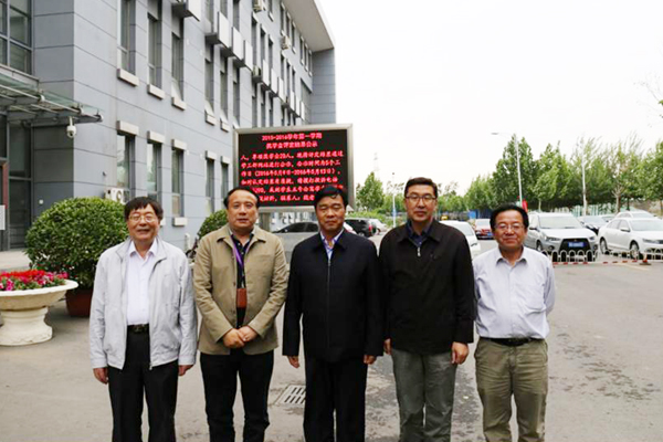 孙进院长与天津职业大超凡国际长刘斌（左二）、原校长董刚（右二）等校领导合影