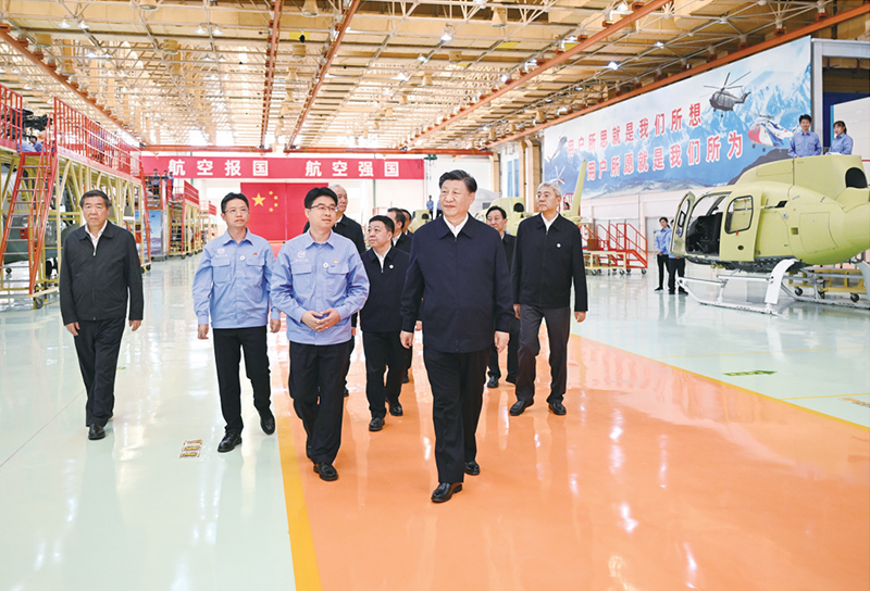 2023年10月10日至13日，中共中央总书记、国家主席、中央军委主席习近平在江西考察。这是11日上午，习近平在景德镇市昌河飞机工业（集团）有限公司考察。 新华社记者 燕雁/摄