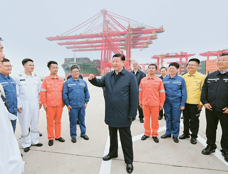 2024年5月22日至24日，中共中央总书记、国家主席、中央军委主席习近平在山东考察。这是22日下午，习近平在日照港亲切慰问港口科技工作者、运营人员、航运人员。 新华社记者 谢环驰/摄