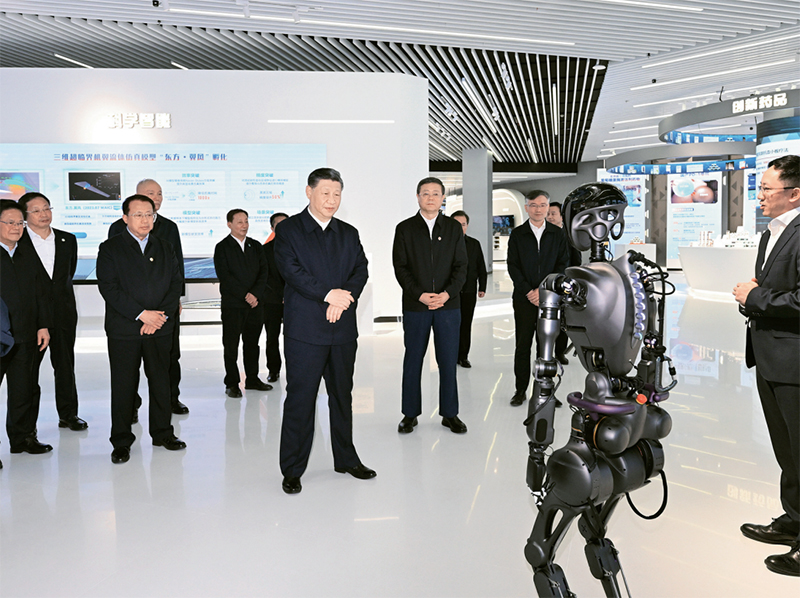 2023年11月28日至12月2日，中共中央总书记、国家主席、中央军委主席习近平在上海考察。这是11月28日下午，习近平在浦东新区张江科学城参观上海科技创新成果展。 新华社记者 谢环驰/摄