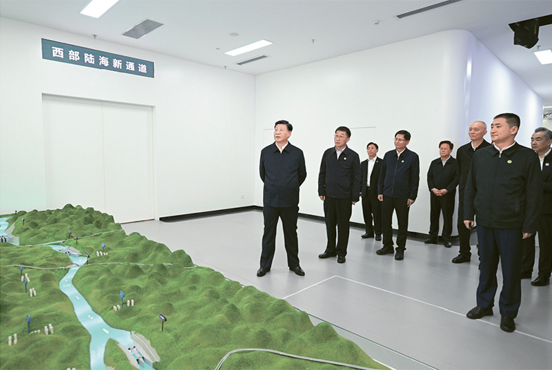 2023年12月14日至15日，中共中央总书记、国家主席、中央军委主席习近平在广西考察。这是14日上午，习近平在南宁市考察中国—东盟信息港股份有限公司，结合平陆运河沙盘听取西部陆海新通道骨干工程建设汇报。 新华社记者 谢环驰/摄